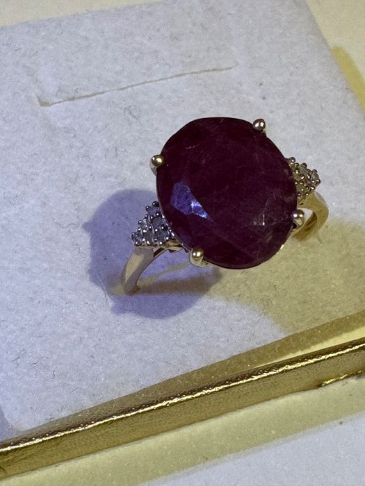 Złoty pierścionek z rubinem 4,20ct., i brylantami