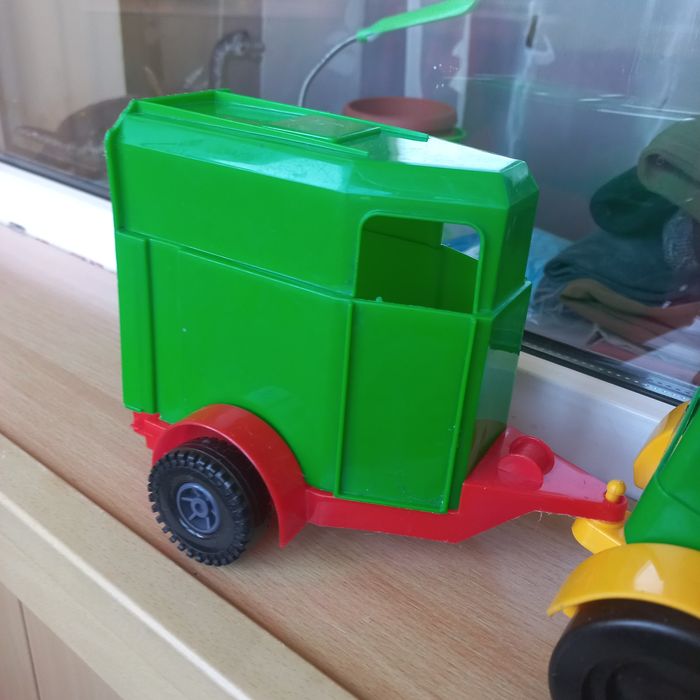 Трактор з двома причепами