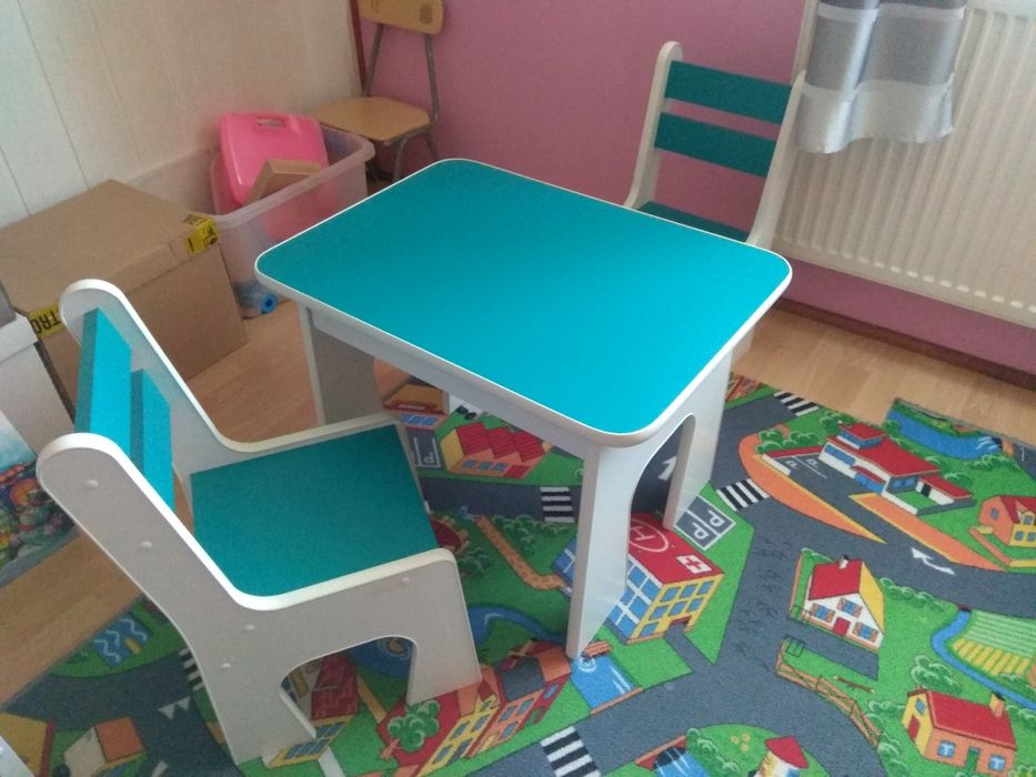 Stolik i krzesełka dla dzieci