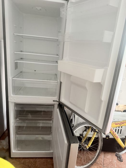Frigorifico combinado inox com dispensador de agua excelente estado