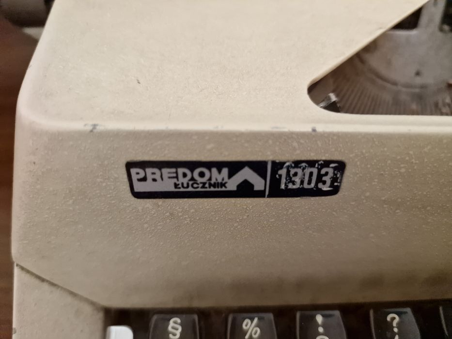 Maszyna do pisania Predom Łucznik 1330