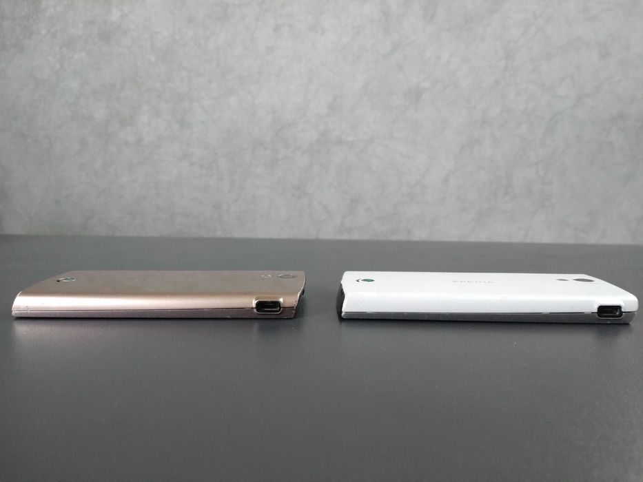 2 телефона Sony Ericsson Xperia ray (ST18i) Gold и White