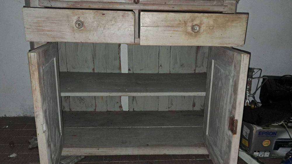 Kredens drewniany w stylu retro