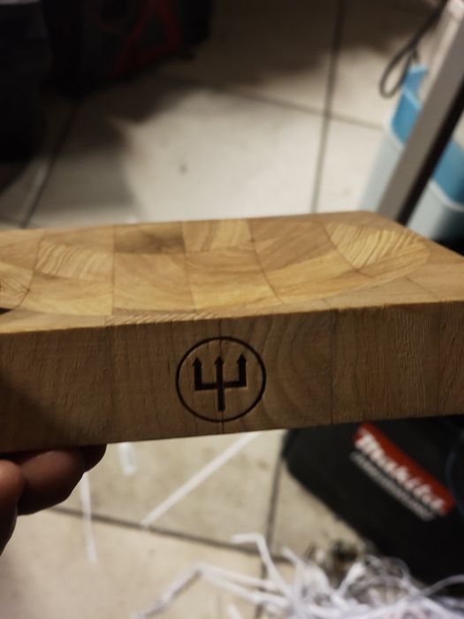 Wklęsła deska do krojenia firmowa.