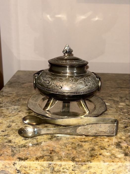 Stara platerowana cukiernica z podstawkiem i szczypcami do cukru