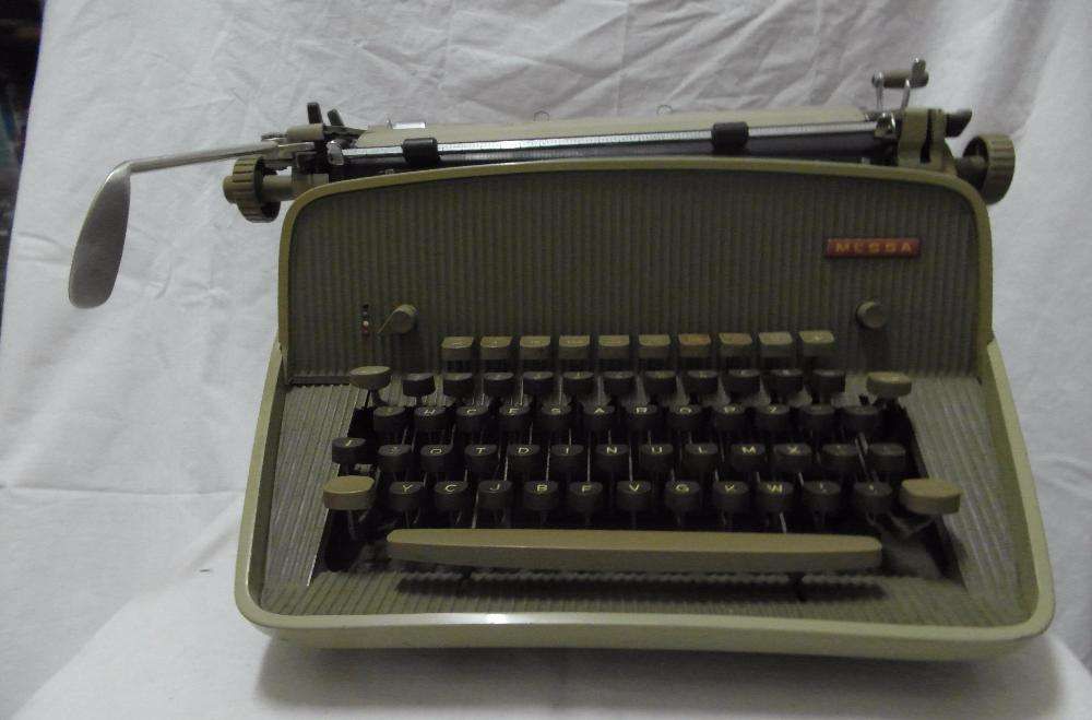 Máquina de Escrever Antiga Messer M8