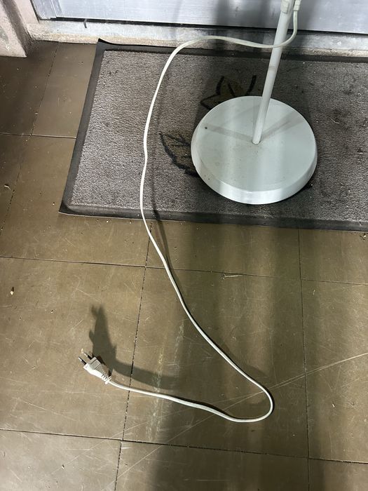 Candeeiro de Pé IKEA Modelo Not com Foco de Leitura Ajustável, Branco