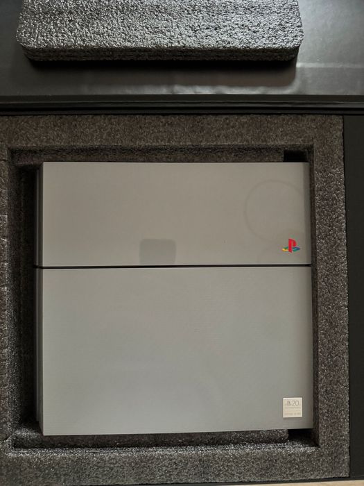 PlayStation 4 20º Aniversário Edição Limitada (rara foram produzidas apenas 12300 unidades no mundo)