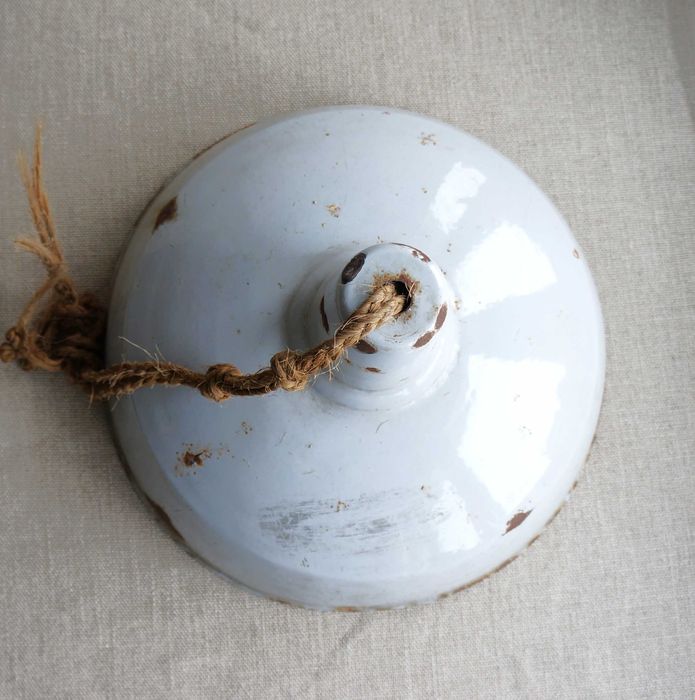 stara lampa metalowa rustykalna, wisząca