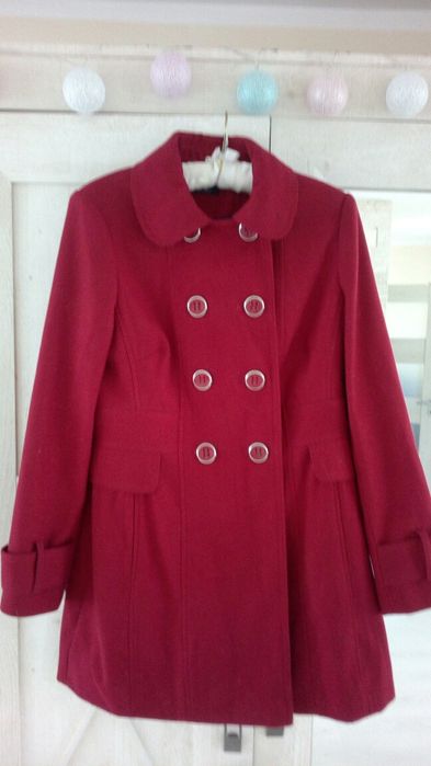 czerwony płaszczyk taliowany