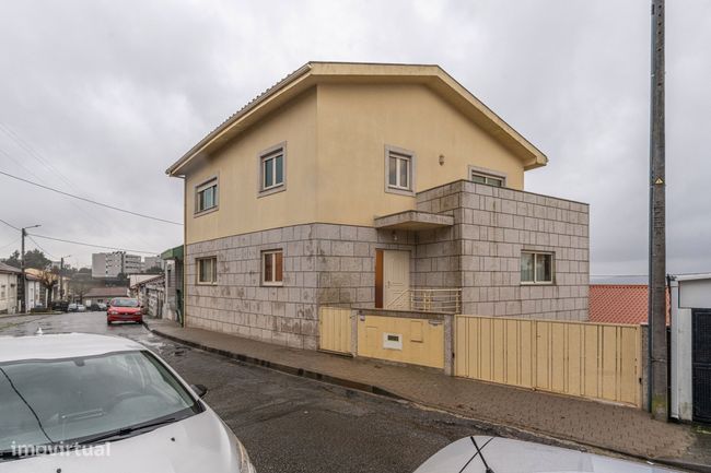 Moradia geminada T4 em Azurém