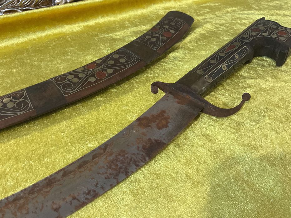 Punhal pega trabalhada em madeira embutida 65 cm