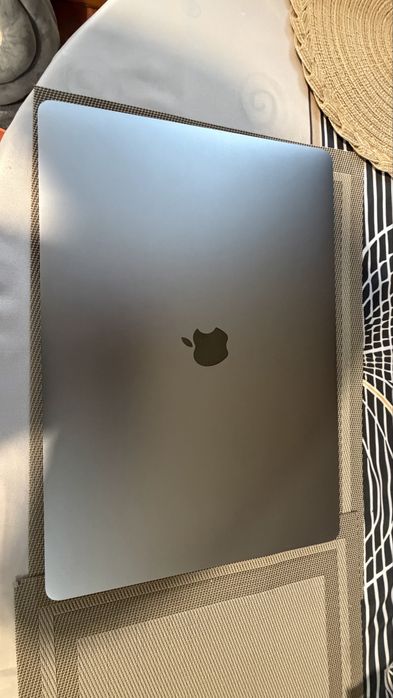 Macbook Pro Retina i9 64GB 1TB Radeon Pro 5500