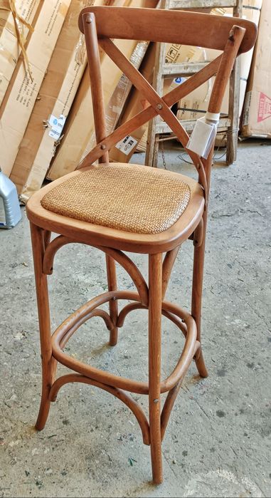 Krzesło hoker z litego drewna kauczukowego siedzisko z ratanu