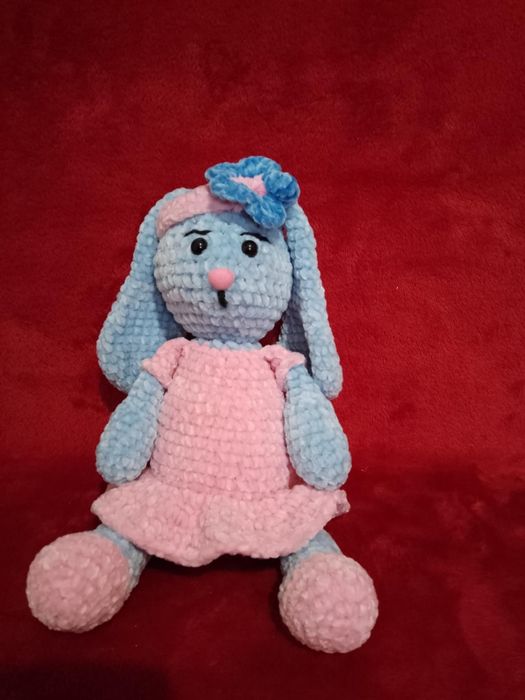 Maskotka Pani Królikowa zrobiona na szydełku