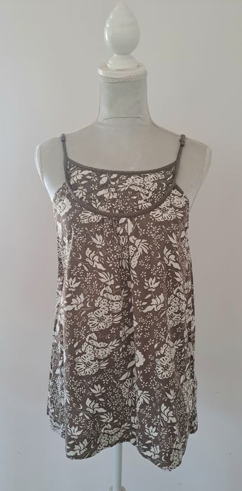 Top estampado castanho e beje, com alcas reguláveis, tam M