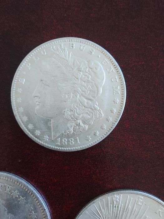 Dólares americanos em prata