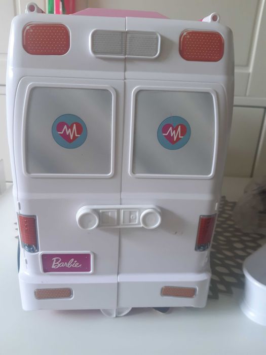 Mobilna klinka barbie- karetka.