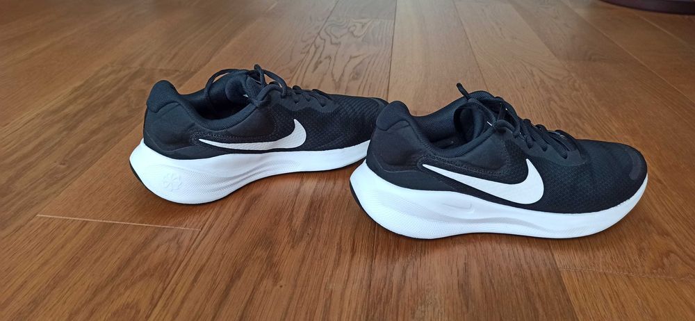 Sprzedam buty Nike Revolution 7 rozmiar 40,5 -25,5 cm stan bardzo dobry