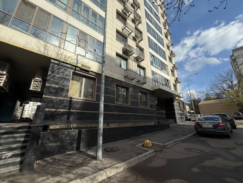 Мстислава Скрипника вул., 40. Продам офіс зі своїм окремим входом. Терміново!