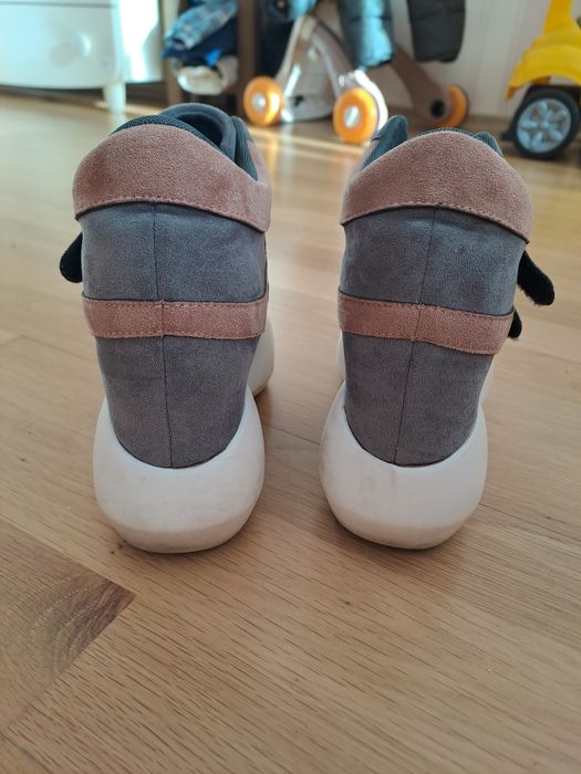 Продам жіночі кросівки-снікерси.