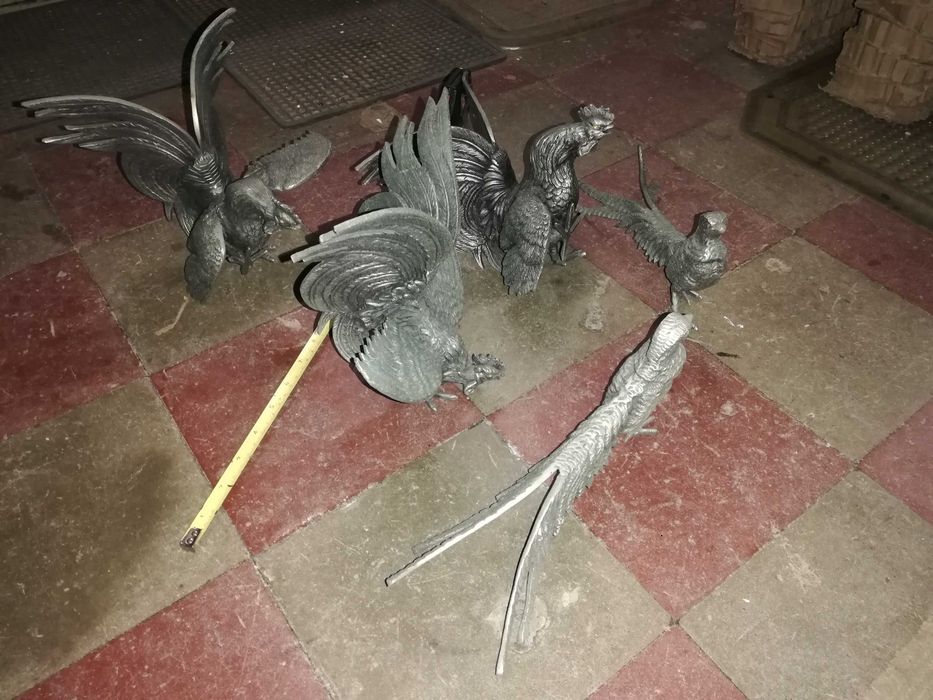 Escultura/Bibelot/Estatueta em bronze, conjunto de 5 galos.