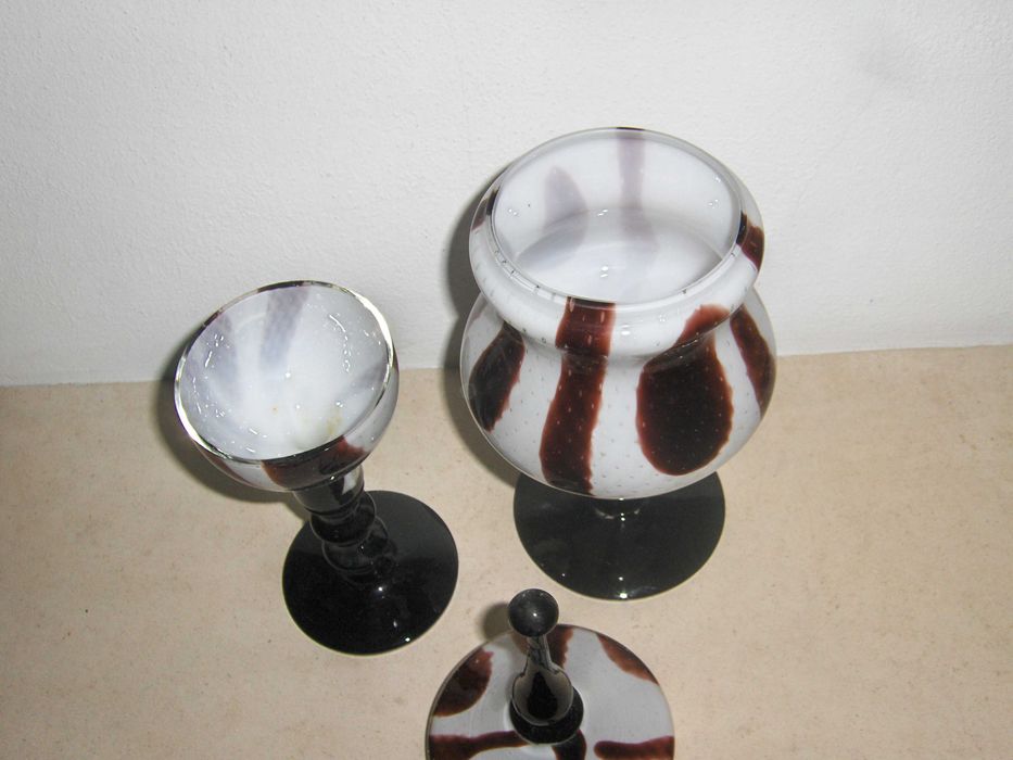 Peças em vidro antigas: Pote com tampa e suporte para vela