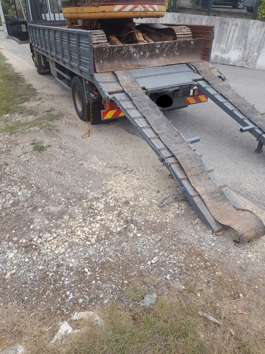 Camiao com plataforma para maquinas