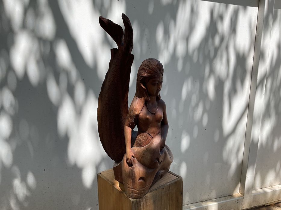 Estatueta de sereia em madeira exótica