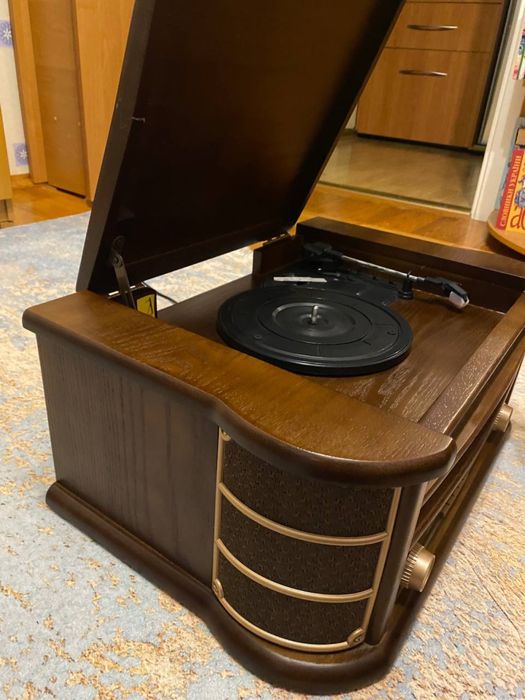 Вініловий програвач / стереосистема в ретро стилі