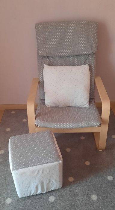 Poltrona com capa de tecido personalizado com puf