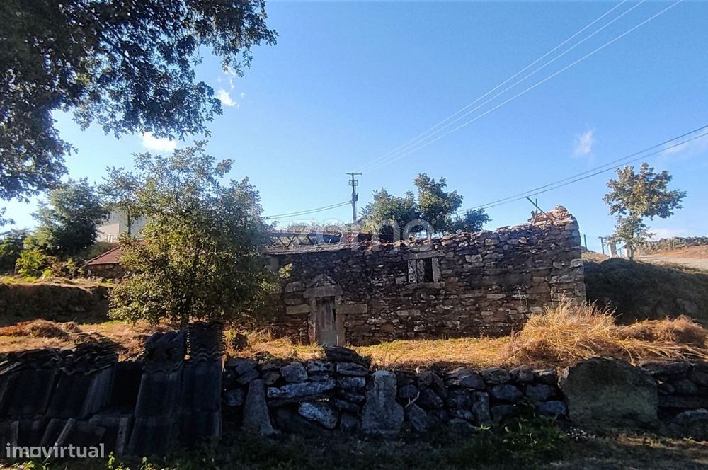 Moradia com terreno, em Padroso, Montalegre