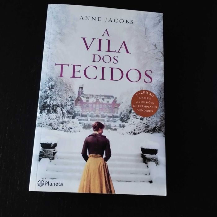 Livro de Anne Jacobs "A Vila dos Tecidos"