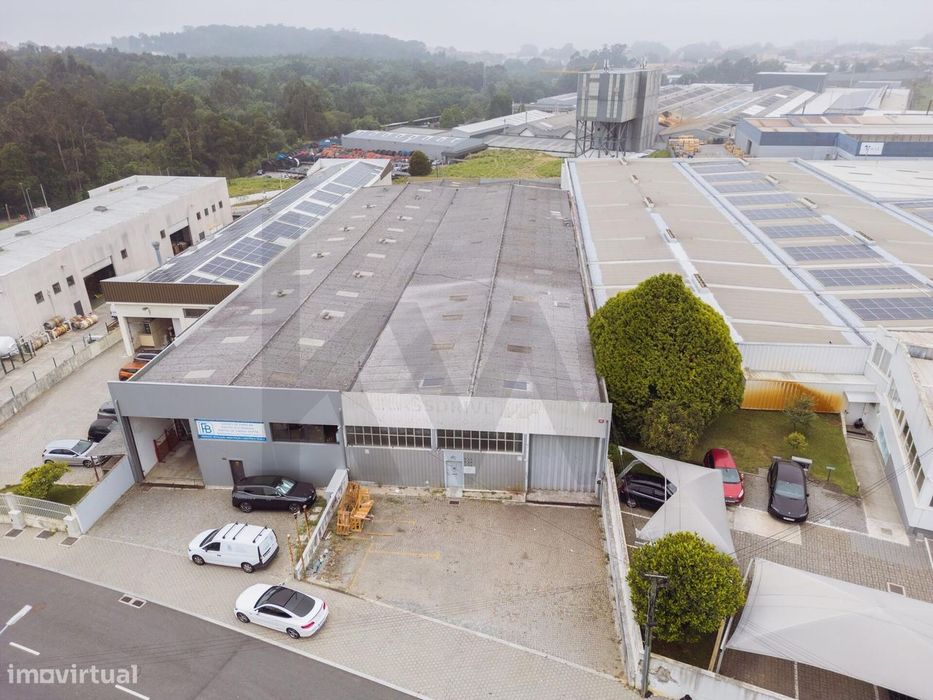 Armazém com logradouro na Zona Industrial de Serzedo, Vila Nova de Gai