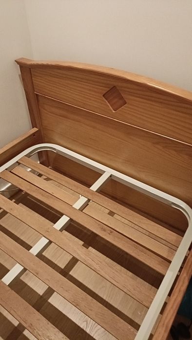 Cama mais roupeiro, em madeira e com estrado. Óptimo estado