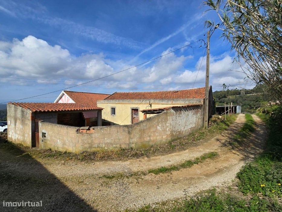 Moradia T3 com terraço, terreno e arrecadação para remodelar, Folgo...