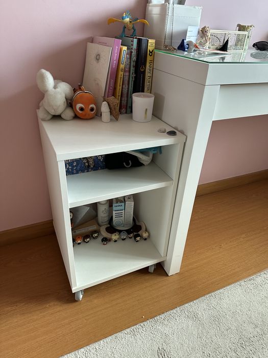 Módulo de apoio a mesa de escritório ou escrivaninha, com rodinhas
