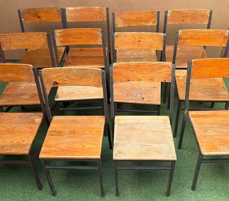 Cadeiras escolares antigas 12 unidades