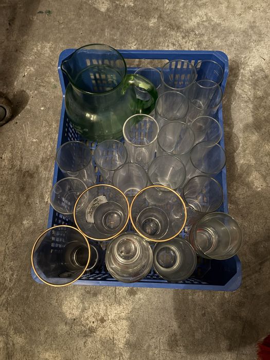 Um jarro e varios cipos  sortidos