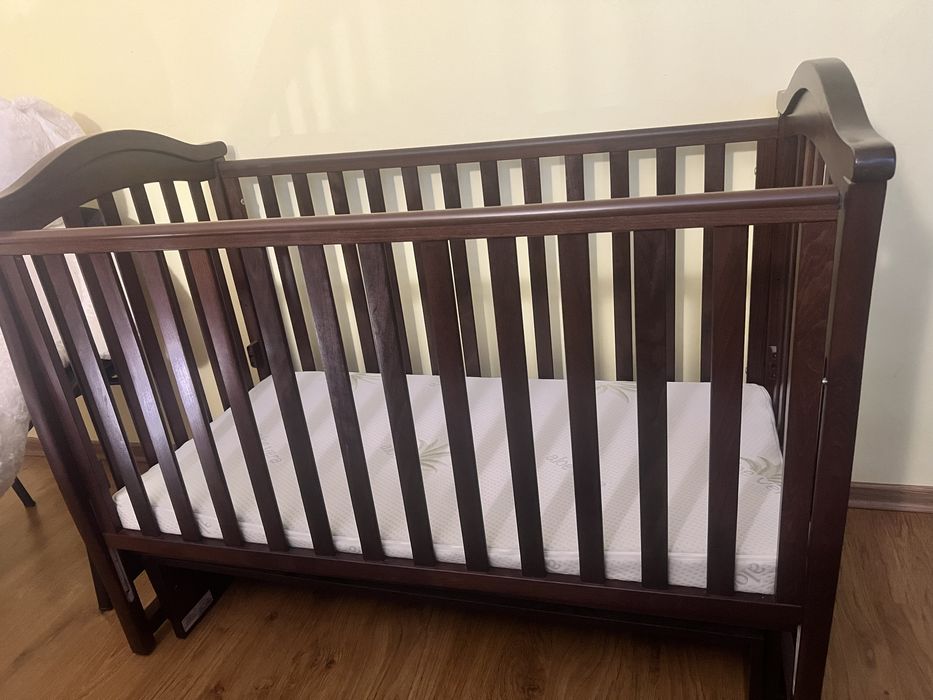 Дитяче ліжко Верес+комод верес+ матрац+ подушечки в ліжечки.