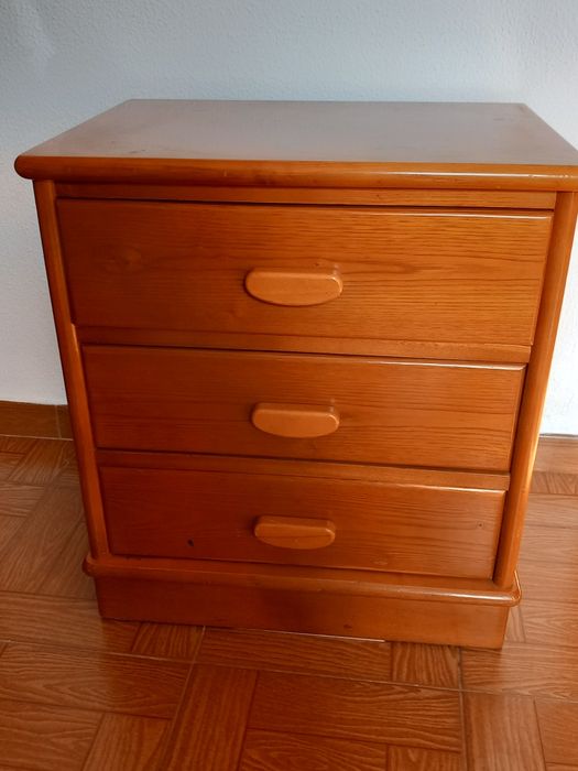 Mesa cabeceira  e espelho  em pinho