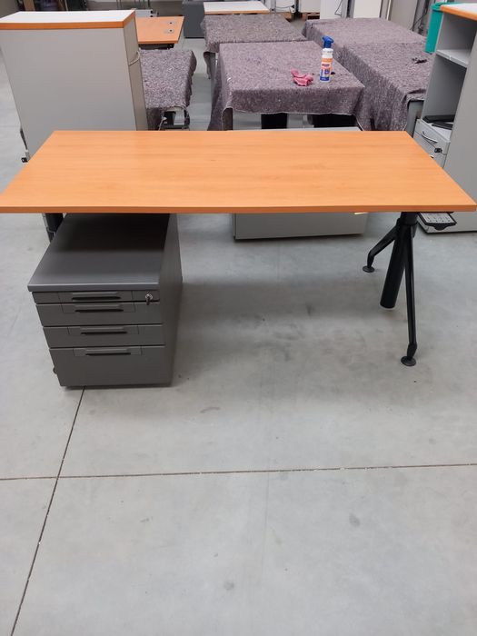 Biurko elektryczne z elektrycznie regulowanym blatem