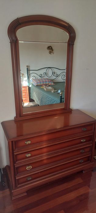 Mobilia de quarto completa em madeira de Nogueira