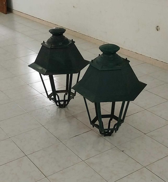 Antigo e Grande Par de Lanternas em Chapa e Ferro Fundido. Antigo Trabalho de Latoaria Artesanal