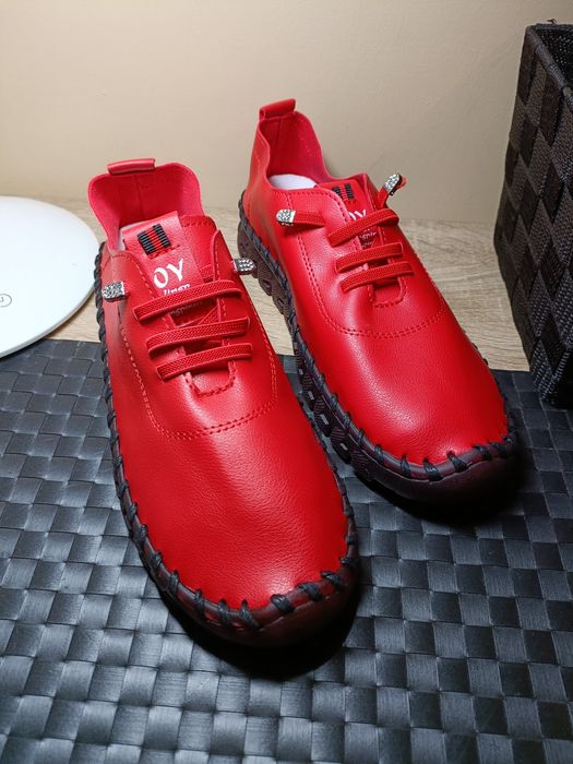 Nowe buty ze skóry ekologicznej 39