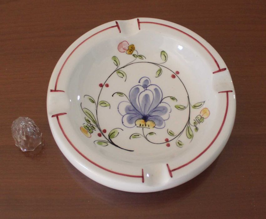 Cinzeiro de faiança, pintado à mão, marcado na base Ânfora Águeda 1995