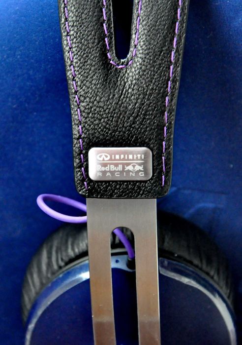 Навушники Sennheiser Momentum Red Bull Racing Edition - такі самі як у Себастьяна Веттеля і Марка Уеббера. Єдині в Україні.