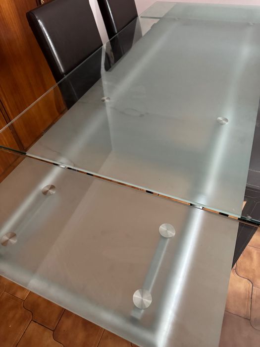 Mesa de vidro com 4 cadeiras