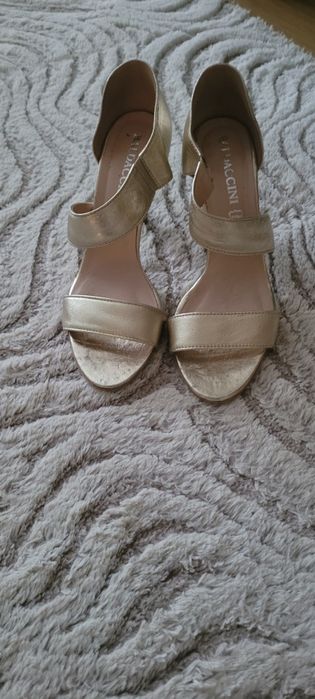 Złote skórzane  sandały na obcasie ok.8 cm.