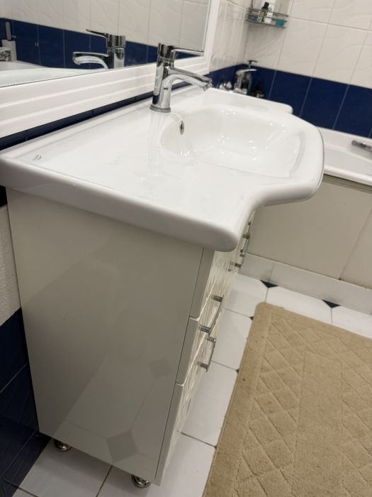 Продам гарнитур для ванны умывальник с тумбой, пенал, зеркало